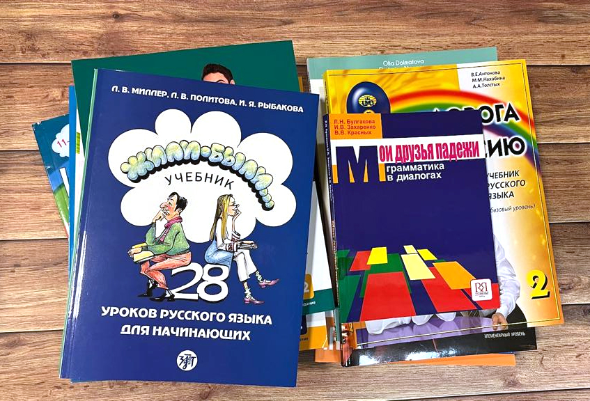 Bild von russischen Lehrbüchern. In unseren Lehrbüchern findest du russische Grammatik und Wortschatz, schriftliche Übungen, Konversationsübungen und mehr. Wir haben auch Lehrbücher, die für fortgeschrittene Schüler geeignet sind und fortgeschrittene Übungen enthalten. Ob Selbstlernender, Anfänger, fortgeschrittener bis erfahrener Schüler, wir haben die richtigen Lehrbücher zum Russisch lernen.