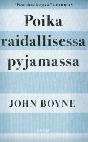 Poika raidallisessa pyjamassa